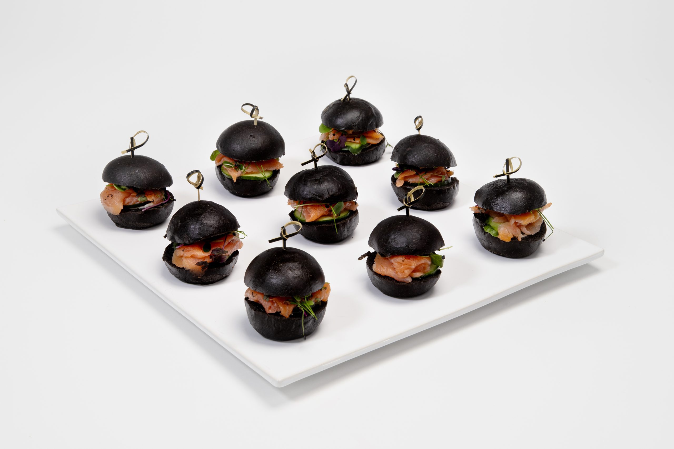 Box Buns – 12 mini buns au saumon, ricotta aux herbes et concombre. Traiteur italien à Paris