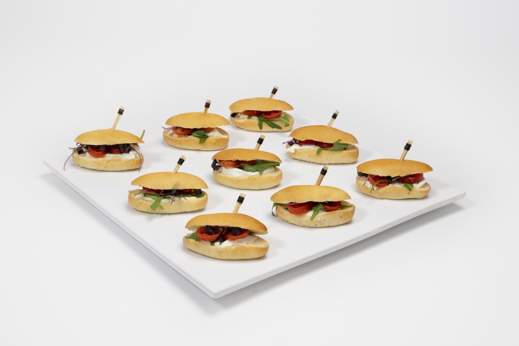 Box Navettes – 15 mini navettes à la mozzarella de bufflonne, tomate confite et roquette. Traiteur italien à Paris