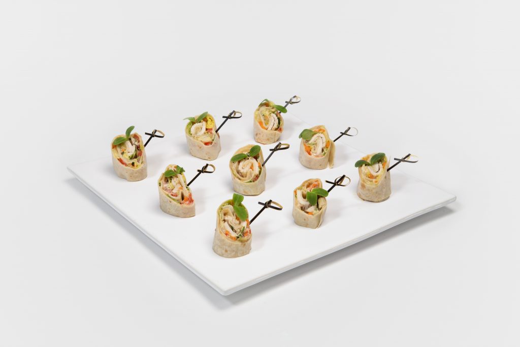 Box Wrap – 16 mini wraps crudités, poulet français et sauce tonnato. Traiteur italien à Paris