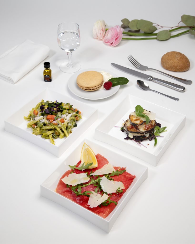 Plateau Basic – Menu traiteur italien à Paris avec millefeuille d’aubergine, carpaccio de bœuf, pâtes au pesto et panna cotta