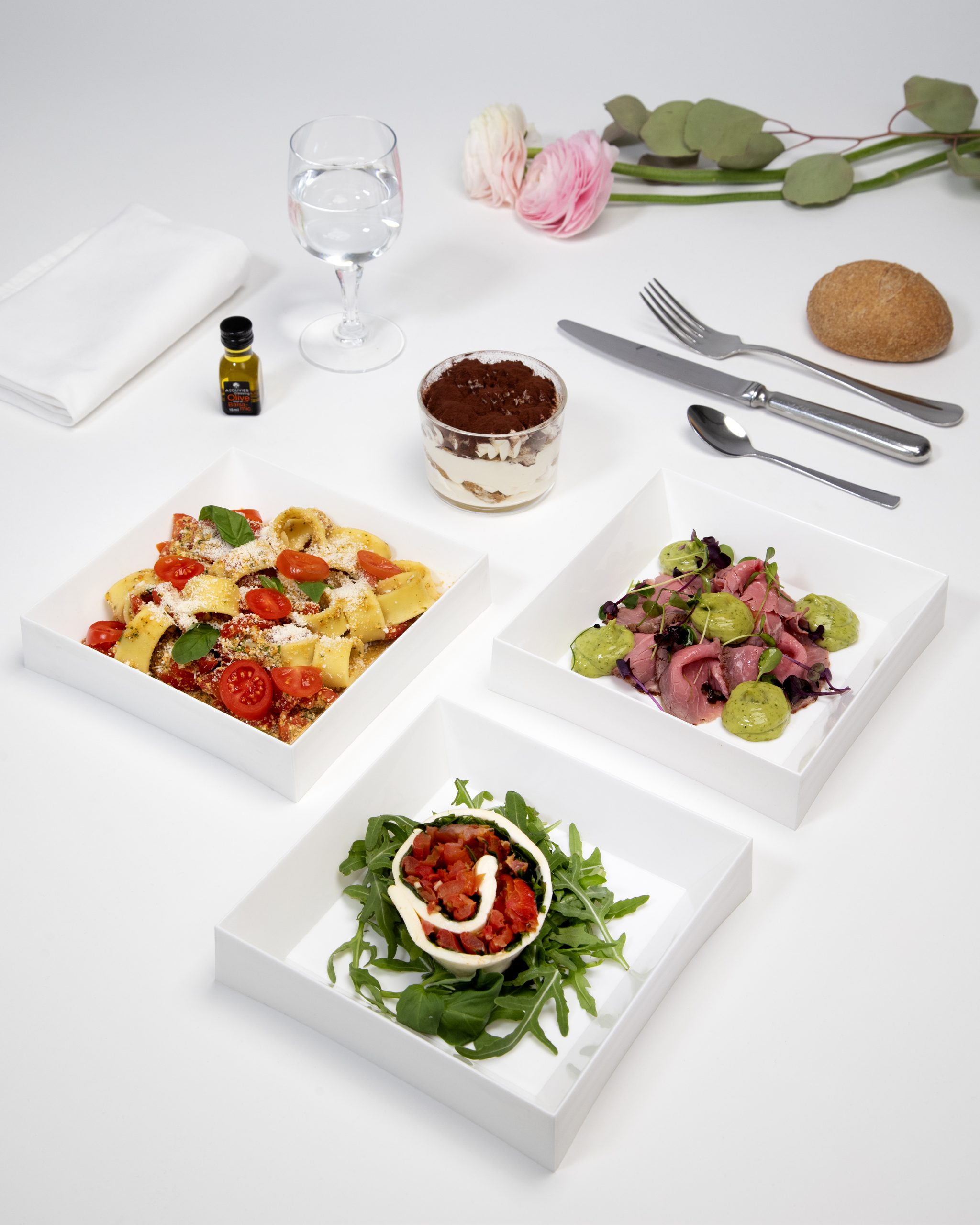 Plateau Buongustaio – Repas traiteur italien à Paris avec mozzarella, rosbif rosé, pesto et tiramisu traditionnel