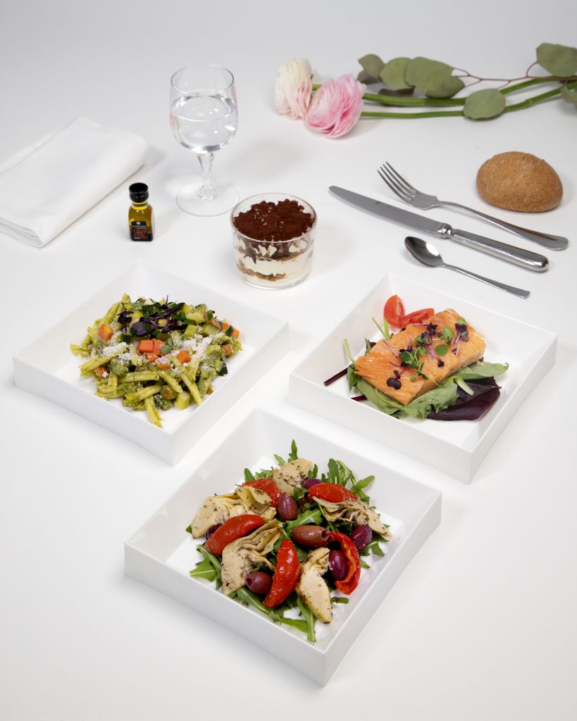 Plateau Nordique – Salade aux tomates confites, pavé de saumon à l’unilatéral, pâtes au pesto et tiramisu. Menu traiteur italien à Paris